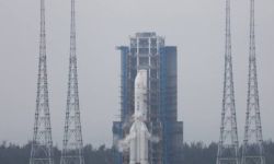 مركبة صينية تهبط على جانب من القمر لجمع عينات من الصخور